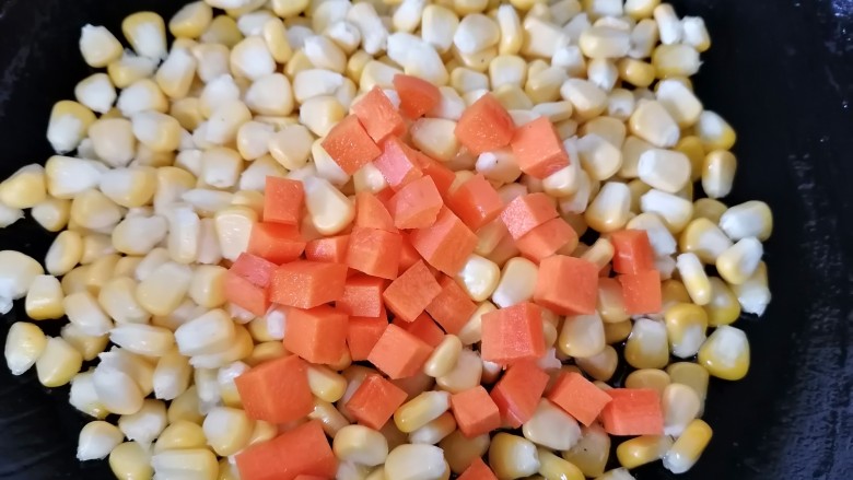 青椒炒玉米,加入胡萝卜一同翻炒