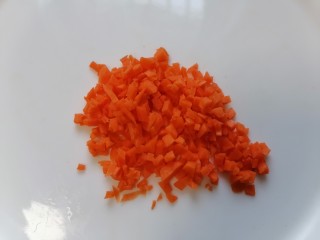 鳕鱼饼,胡萝卜剁成颗粒状