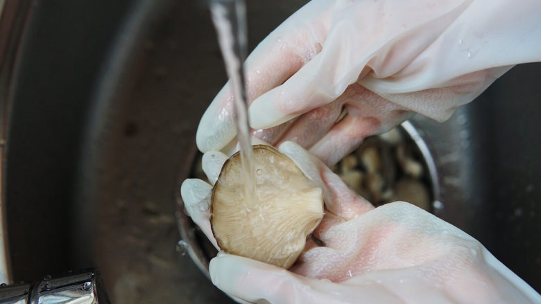 蘑菇炒肉,流水冲洗掉杂质