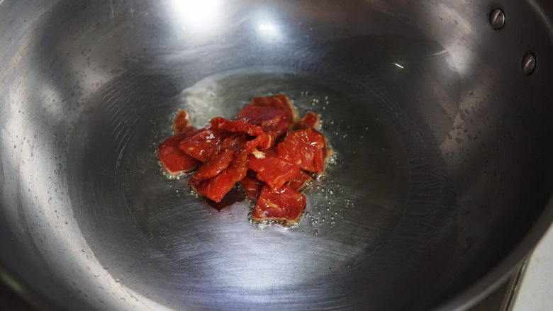 蘑菇炒肉,肉片入锅，小火煸炒至变色断生