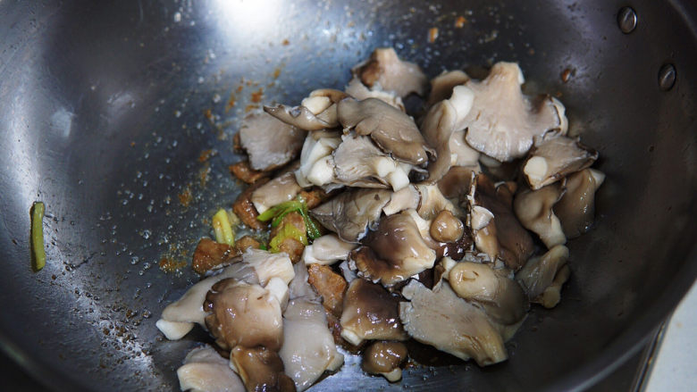 蘑菇炒肉,控干水的平菇入锅翻炒片刻，加盐调味，继续翻炒均匀

