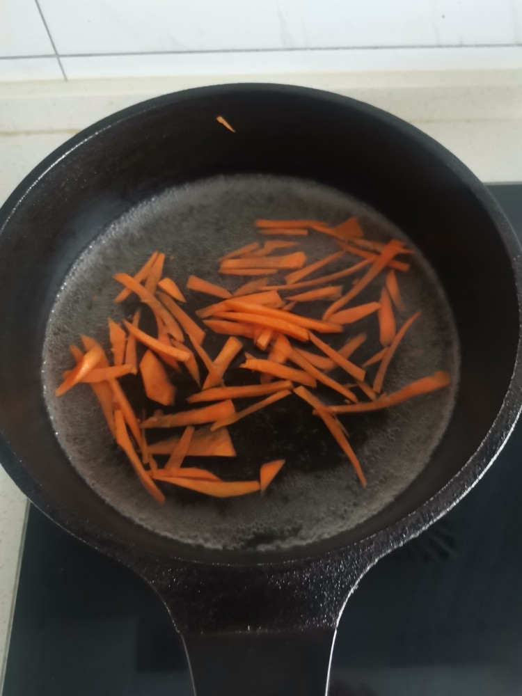石锅素拌饭,胡萝卜底油翻炒一下