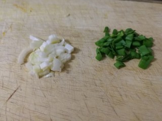 素炒南瓜,葱白、葱绿分别切碎。