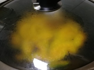 素炒南瓜,盖上锅盖，中小火焖1分钟。
