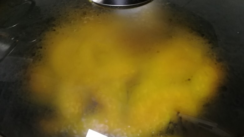 素炒南瓜,盖上锅盖，中小火焖1分钟。