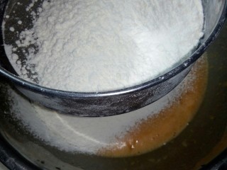 香蕉花生酱蛋烘糕,筛入低筋面粉和泡打粉。