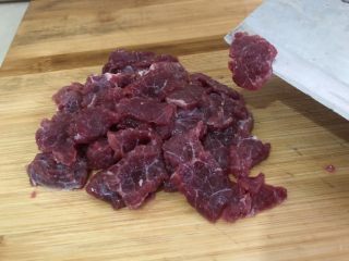 酸豆角炒牛肉,牛肉横条纹切薄片