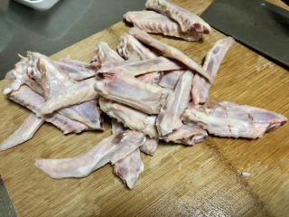 红烧鸭翅,鸭两节翅清洗，，关节处切两段，肉厚的地方切两刀，方便入味