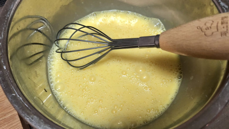 虾皮鸡蛋羹➕香菇虾皮鸡蛋羹,搅打成均匀蛋液