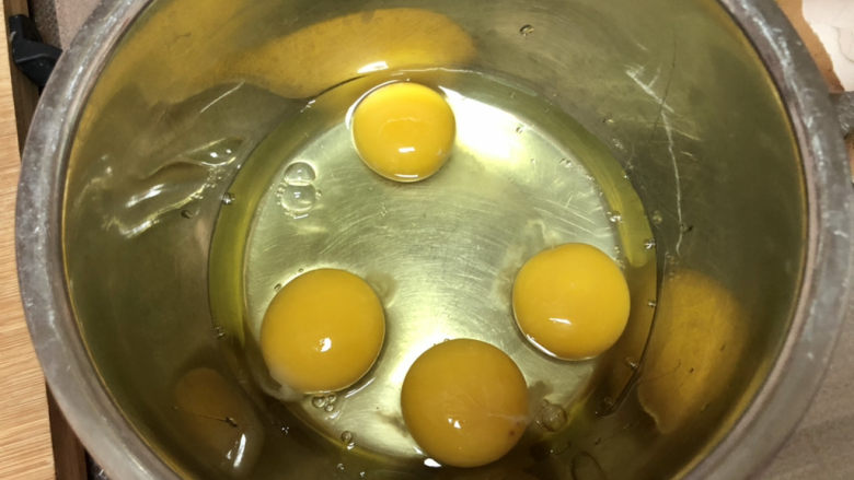 虾皮鸡蛋羹➕香菇虾皮鸡蛋羹,鸡蛋打入碗中