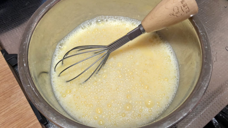 虾皮鸡蛋羹➕香菇虾皮鸡蛋羹,按1:1.5~2的比例加入凉开水，搅拌均匀，不要加自来水，蒸出来会有很多气泡