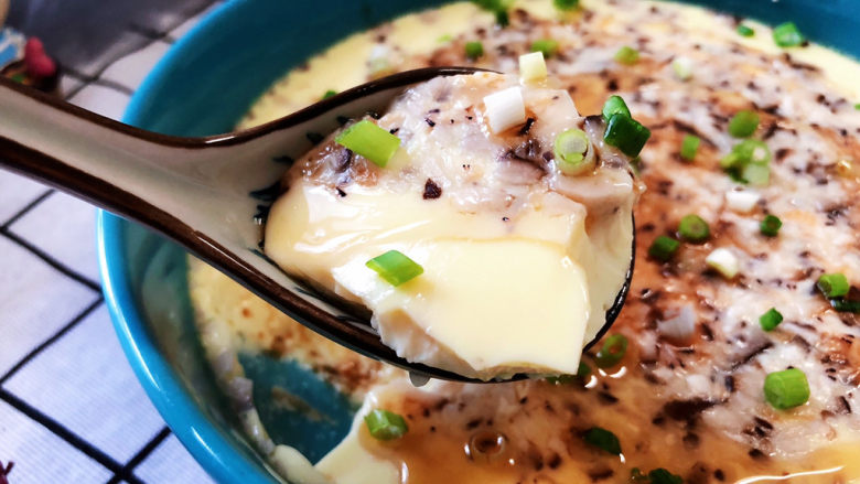 虾皮鸡蛋羹➕香菇虾皮鸡蛋羹,这道鸡蛋羹，做法简单，蛋羹滑嫩，搭配虾皮香菇，营养更丰富，喜欢的小伙伴们快来试试吧😄
