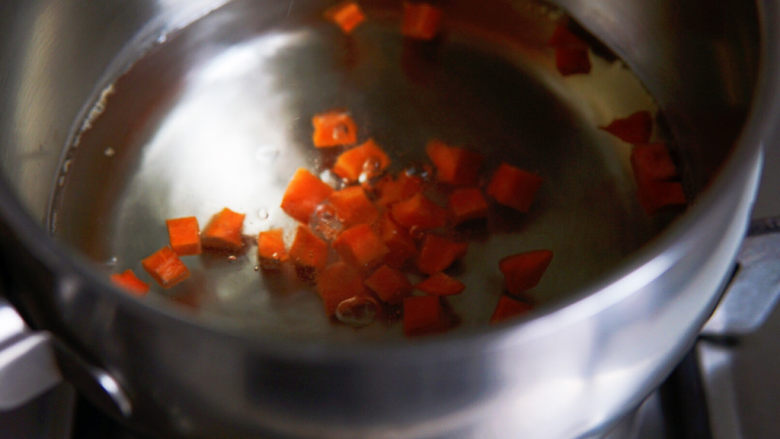 橄榄菜炒饭,水沸后焯烫胡萝卜粒至半透明状