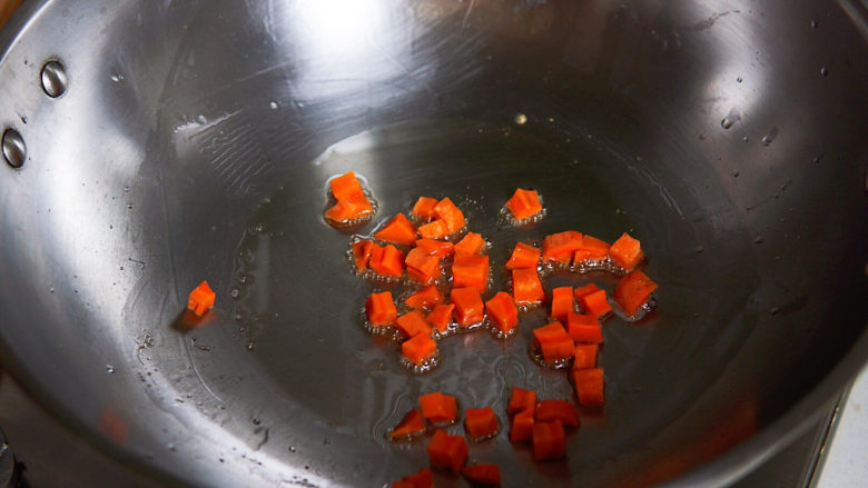 橄榄菜炒饭,放入胡萝卜粒煸炒出胡萝卜的红油