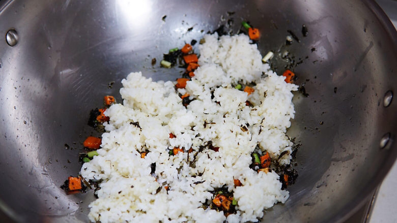 橄榄菜炒饭,放入锅中一同煸炒至米饭热透
