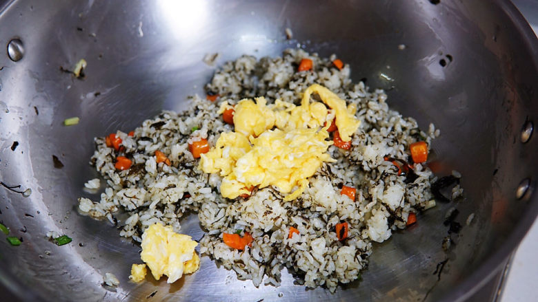 橄榄菜炒饭,炒好的鸡蛋回锅，与米饭煸炒均匀