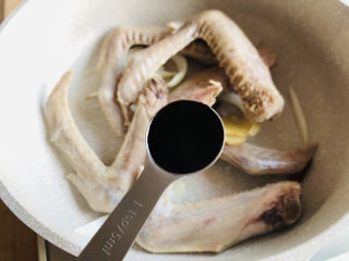 红烧鸭翅,加入蚝油用来提鲜。
