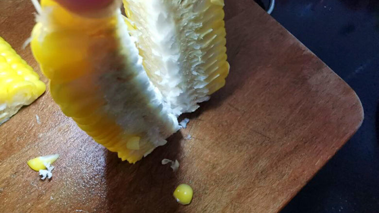 椒盐玉米,在从中间立着切开，操作要小l心