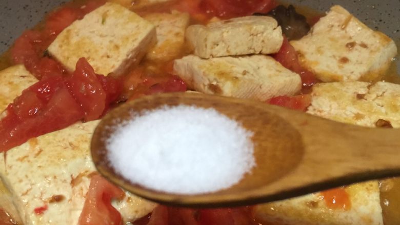 虾仁番茄豆腐,放入一小勺盐。