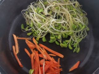 韩式肥牛石锅拌饭,在把胡萝卜，和黑豆芽，放少许底油，炒一下