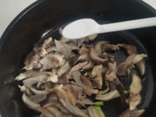 韩式肥牛石锅拌饭,在炒一下蘑菇
