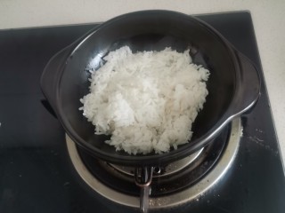 韩式肥牛石锅拌饭,砂锅刷薄油，加米饭