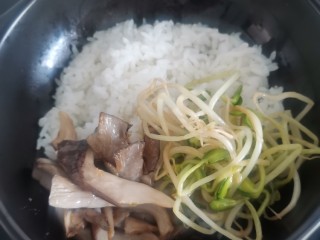 韩式肥牛石锅拌饭,加蘑菇，黑豆芽