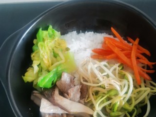 韩式肥牛石锅拌饭,在家甘蓝，胡萝卜