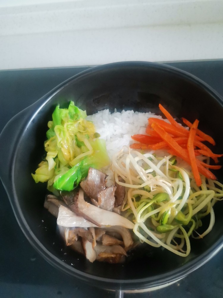韩式肥牛石锅拌饭,在家甘蓝，胡萝卜