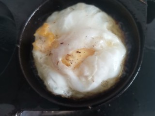 韩式肥牛石锅拌饭,煎一个单面的蛋