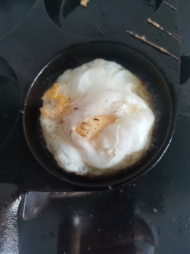 韩式肥牛石锅拌饭,煎一个单面的蛋