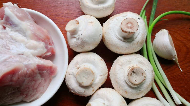 蘑菇炒肉,准备食材