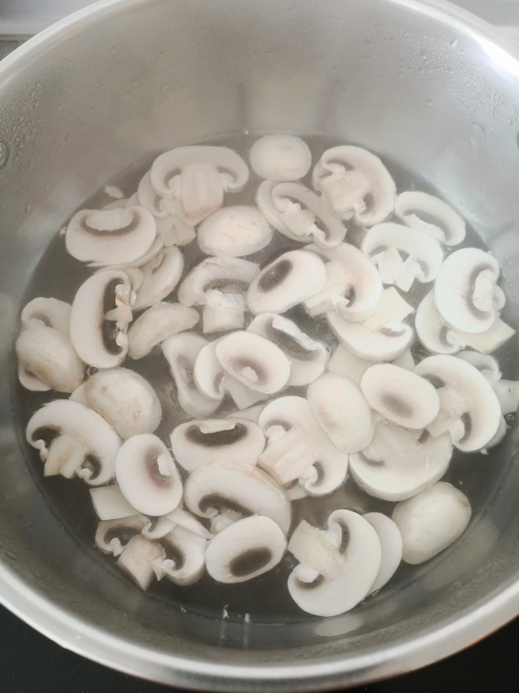 蘑菇炒肉,放入开水锅里焯一下水