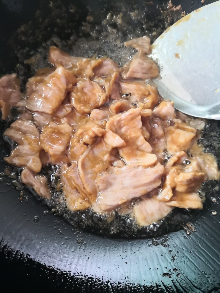 蘑菇炒肉,滑炒至肉变色马上盛出来备用