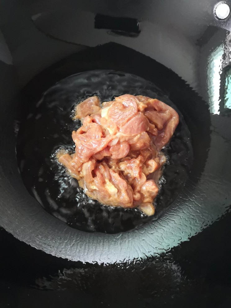 蘑菇炒肉,放入腌制好的肉片