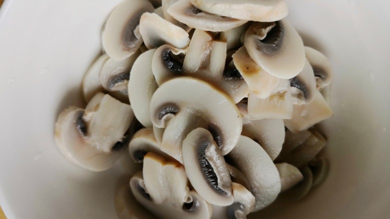 蘑菇炒肉,控干水分放碗里备用