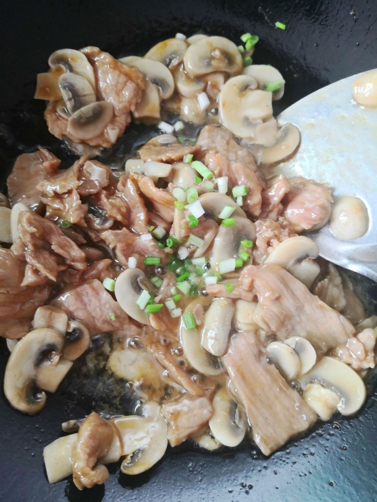 蘑菇炒肉,撒上香葱