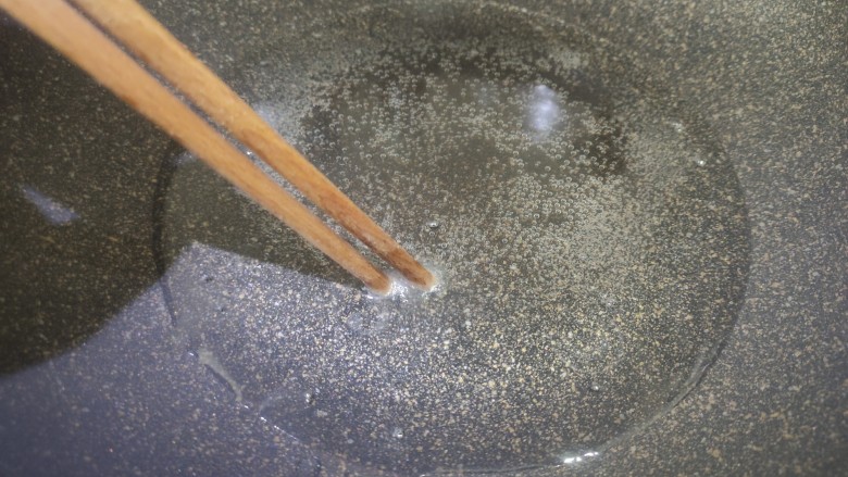 香蕉派,用筷子测试油温，筷子周边冒小泡泡就可以了