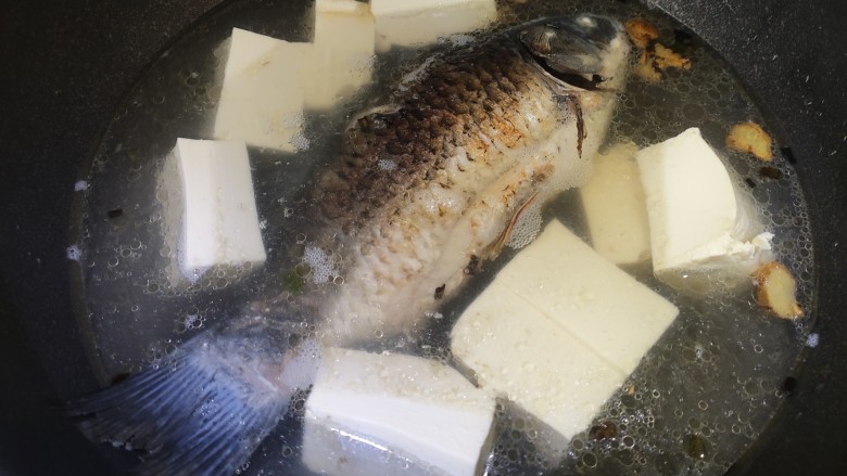 豆腐鱼汤,锅内加入适量的清水，加入豆腐块，盖好锅盖开始煮鱼汤