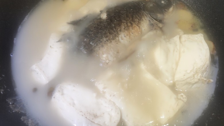 豆腐鱼汤,待鱼汤变成奶白色开始放入盐