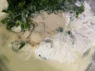 鳕鱼饼,放葱叶酵母水鳕鱼泥 盐和面