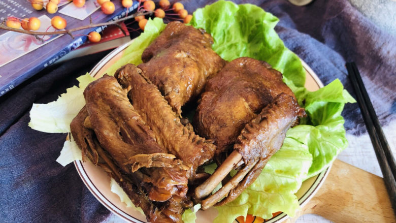 麻辣鸭翅,卤好的鸭货先在锅里焖2小时以上再捞出。