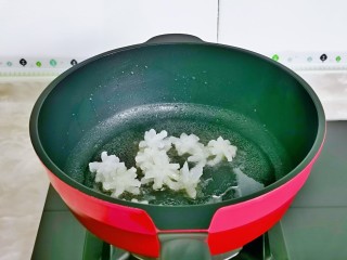 奶油蘑菇意面,起油锅，加入腌制好的鱿鱼花煸炒。