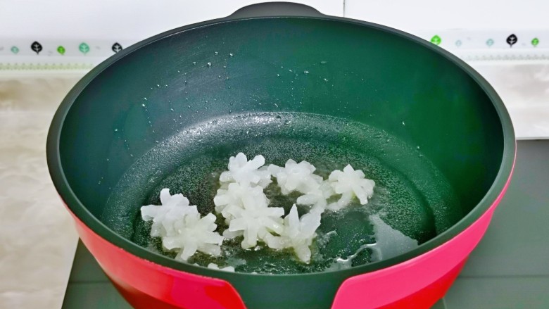 奶油蘑菇意面,起油锅，加入腌制好的鱿鱼花煸炒。