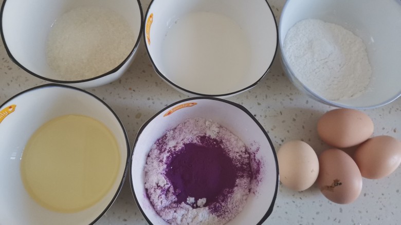 紫薯米粉蛋糕,称好所有食材备用