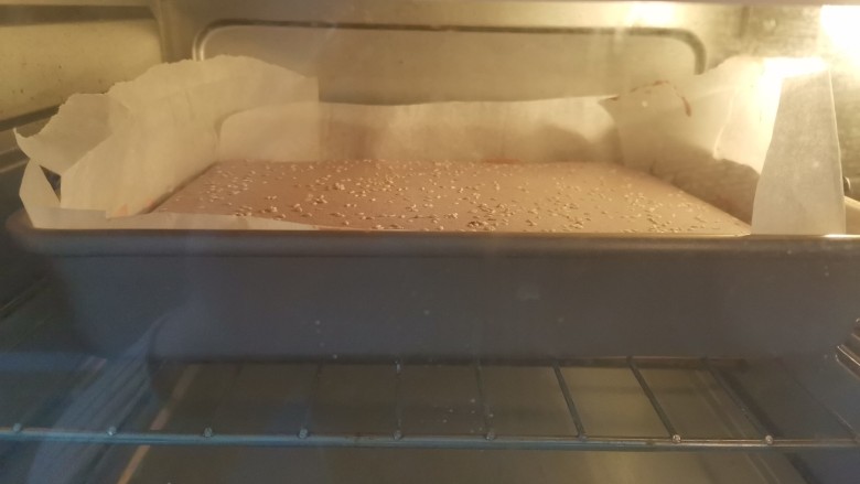 紫薯米粉蛋糕,送入预热好的烤箱，上下火150度烤30分钟