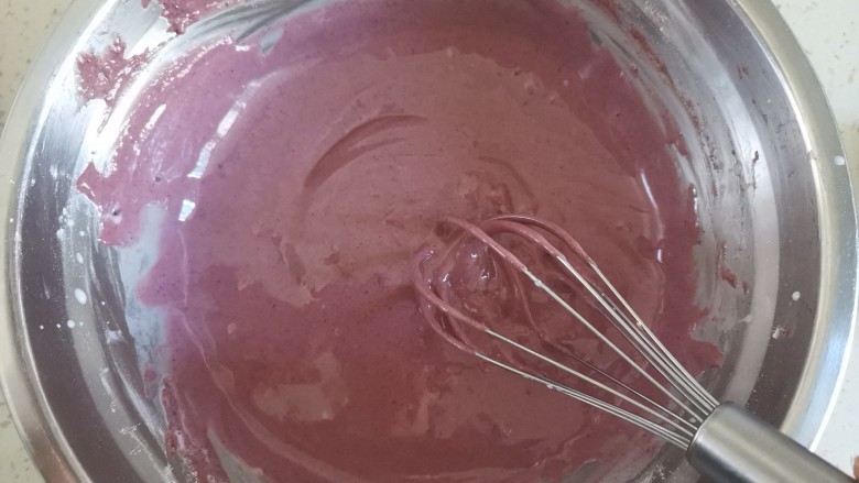 紫薯米粉蛋糕,用手动打蛋器搅打均匀（不必注意手法，因为米粉不会起筋），搅拌均匀后放一旁备用