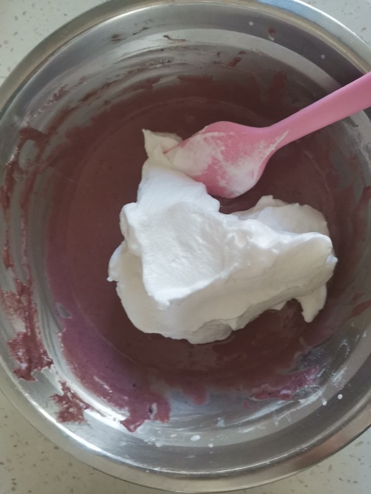 紫薯米粉蛋糕,取1/3的蛋白霜到紫薯糊中翻拌均匀