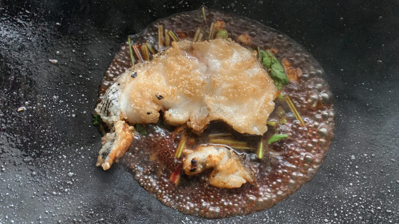 红烧鳕鱼,搅拌均匀煮至沸腾，加入鱼块。
