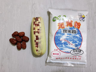 玉米粑粑,主要食材如图所示示意。糯玉米一份、红枣几颗、糯米粉适量。